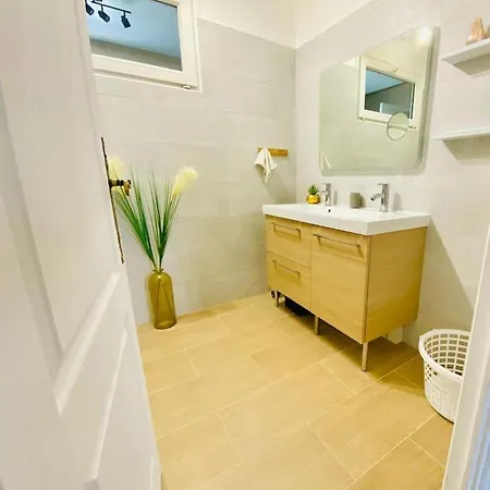 Maison Avec Piscine Intérieure Chauffée à 10min De Biarritz